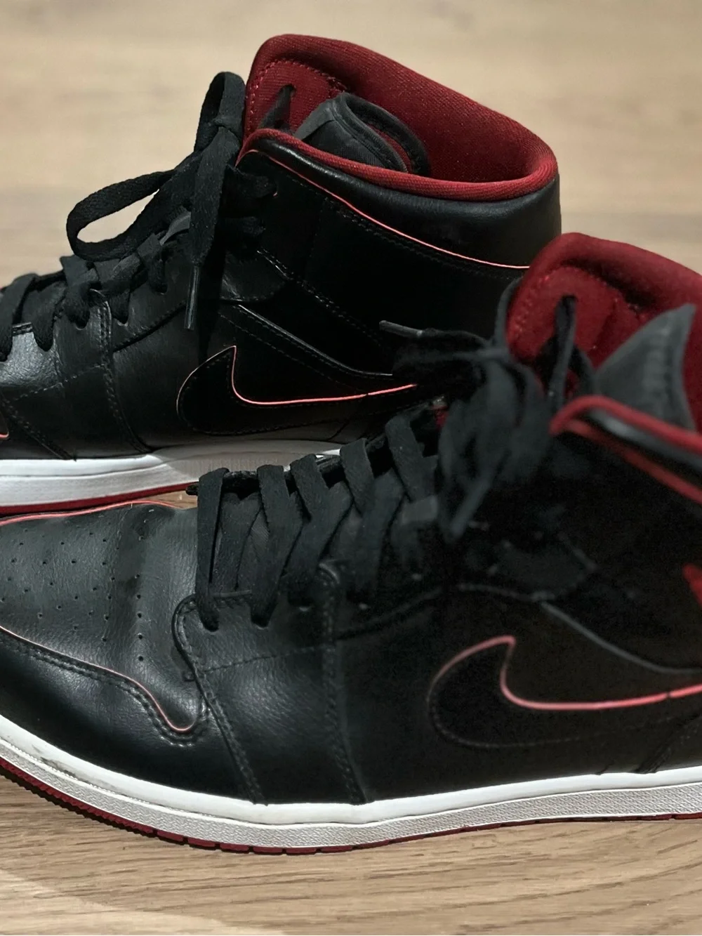 2015 Air Jordan 1 Mid 'Black Red”